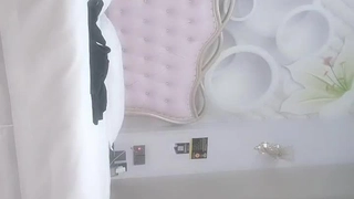 欧美日韩人妻激情-第一次与男友以外的男人在行使中车震!